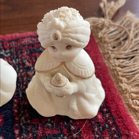 White Ceramic Nativity Figurines Set - Picture 7 of 10